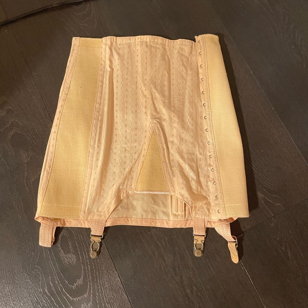 Vintage 1940’s/1950’s peach girdle